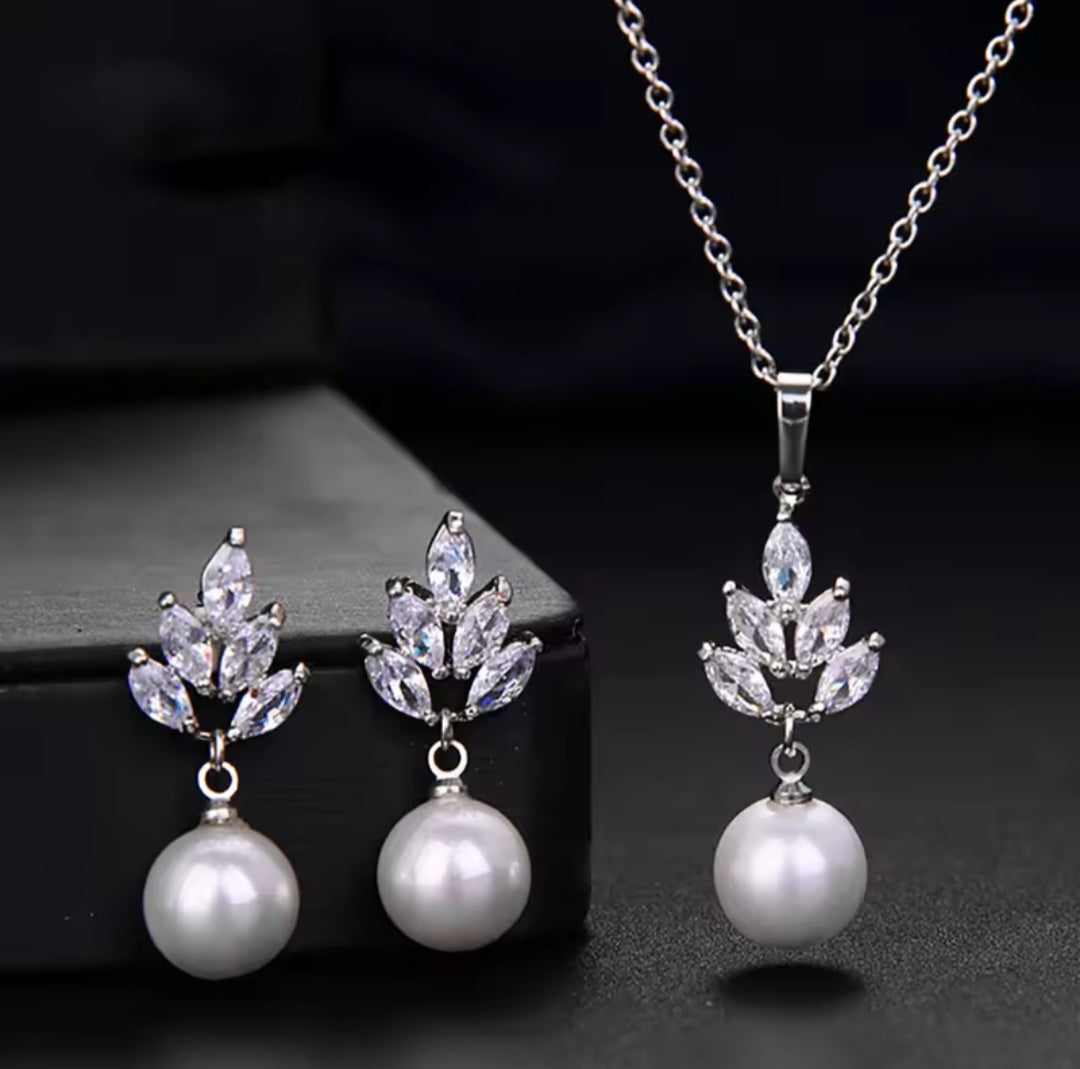 Pearls and sparkly leaves set