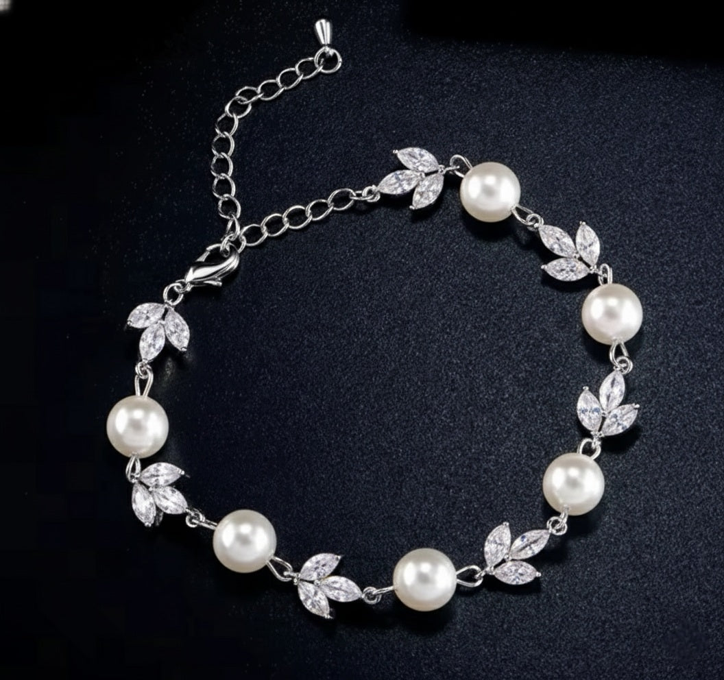 Pearls and leaves adjustable bracelet