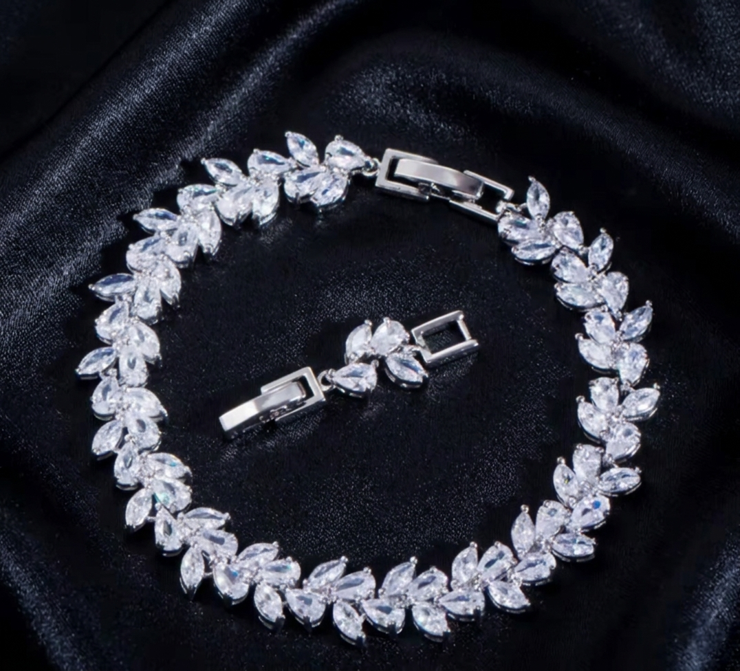 Shiny leaves bracelet