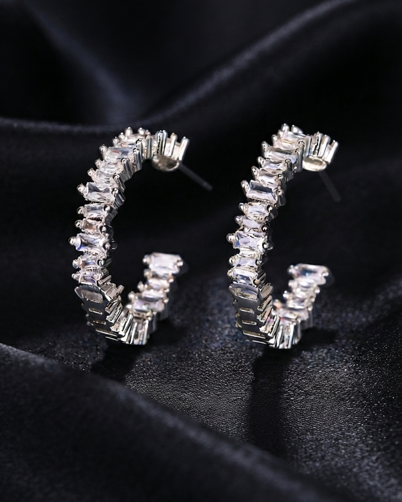 Dazzling round earrings