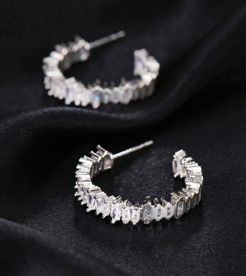 Dazzling round earrings