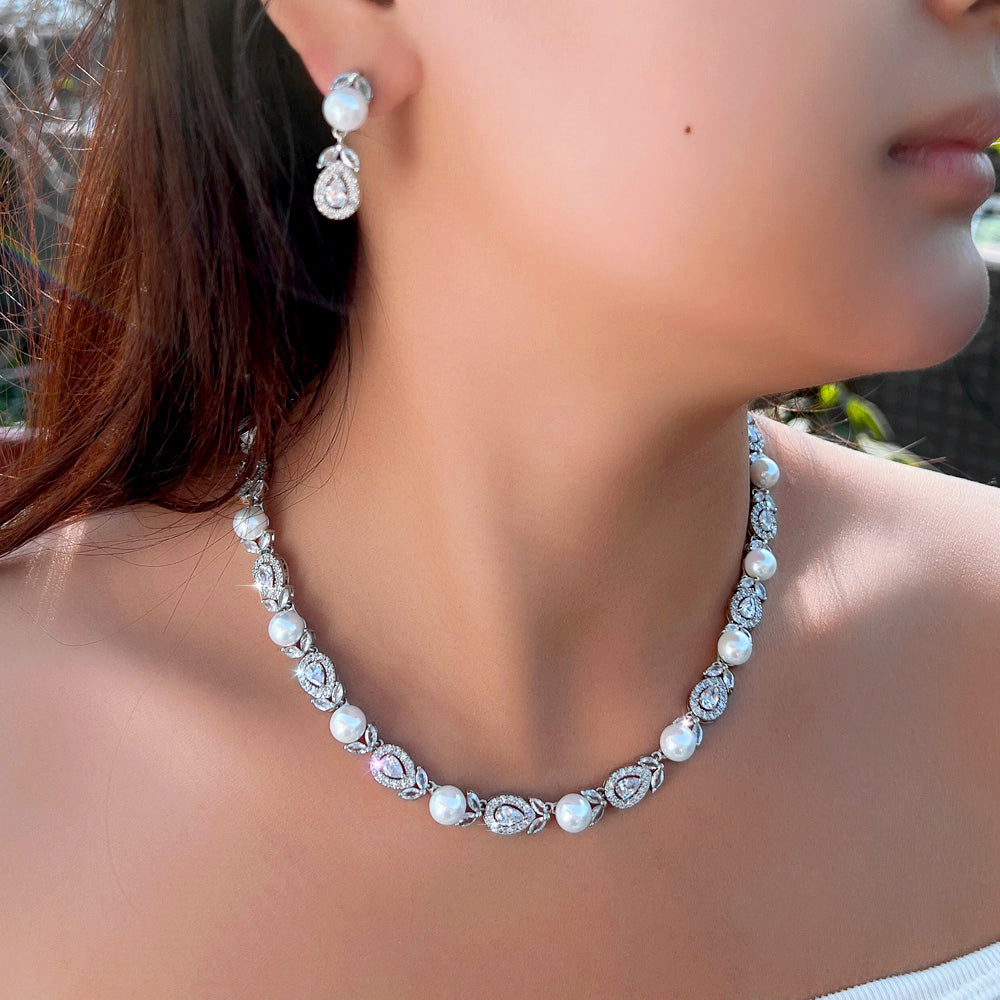 Pearls and diamonds round set
