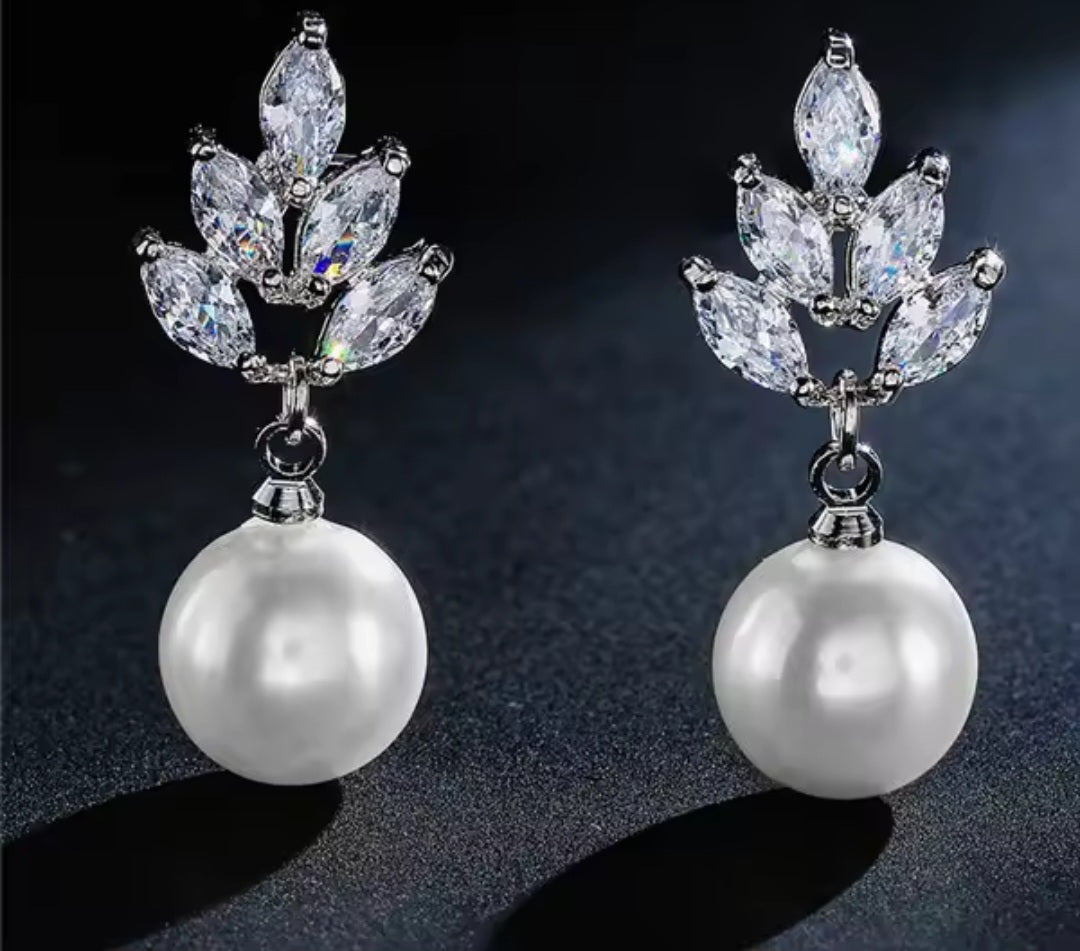 Pearls with leaves earrings