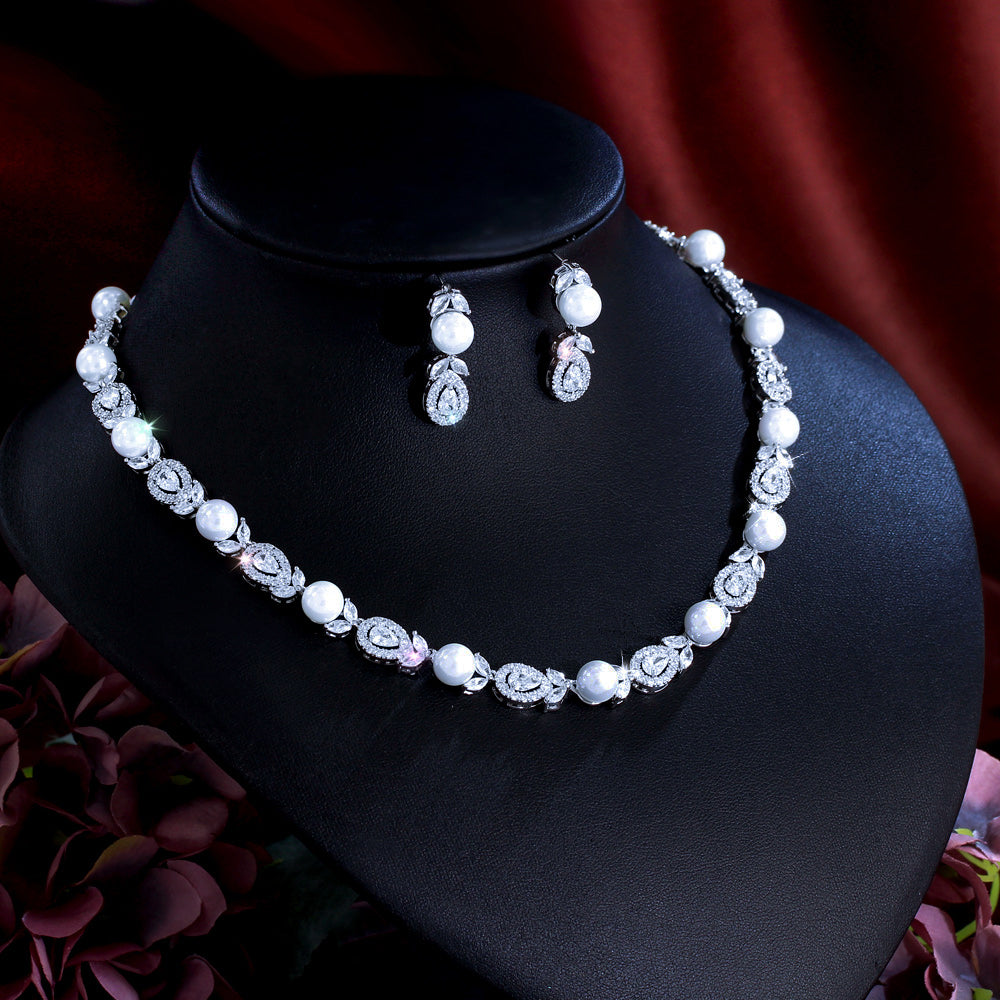 Pearls and diamonds round set