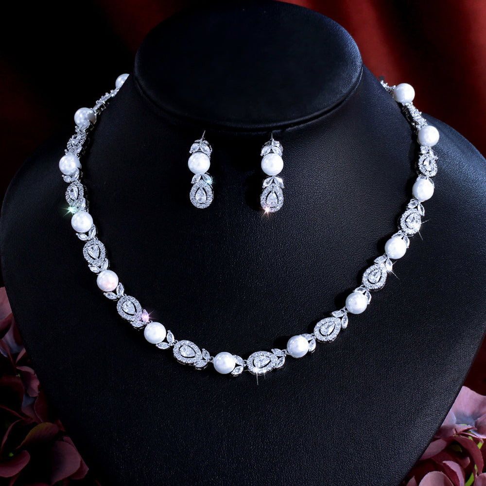 Pearls and diamonds round set